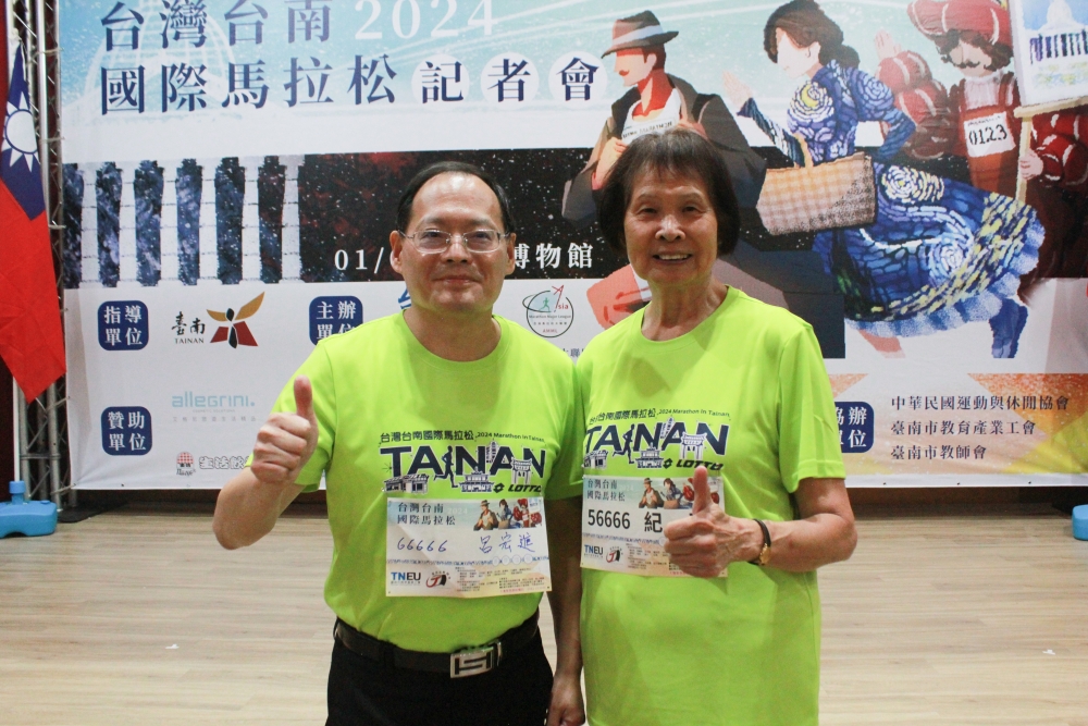 「飛躍羚羊」紀政（右）與教育部體育署全民運動組長呂宏進共同邀請喜愛馬拉松的朋友（亞洲馬拉松大聯盟提供）。
