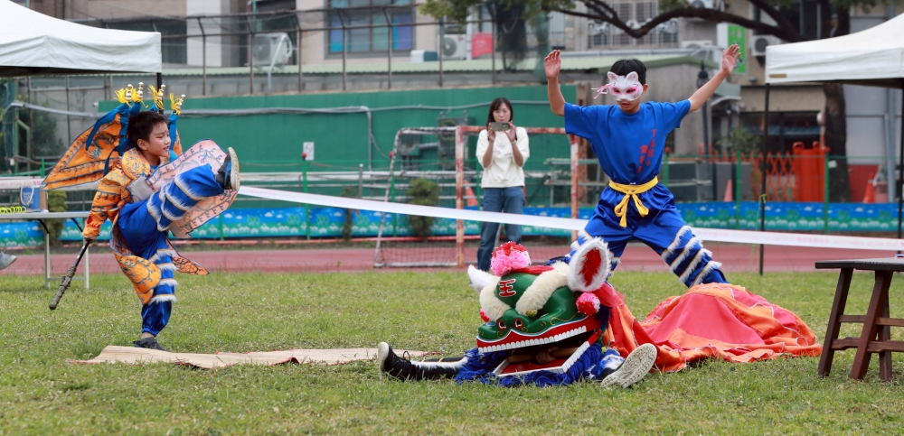下崙國小客家獅的“小面”，遠看好像三太子，其實是背後插了四插的齊天大聖。照片：臺南大學