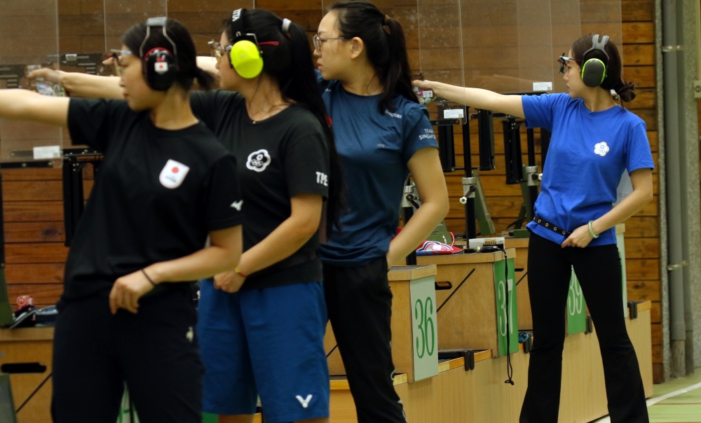 中華台北吳佳穎（右）今天在女子25公尺手槍慢射暫居第二（中華民國射擊協.會提供）。