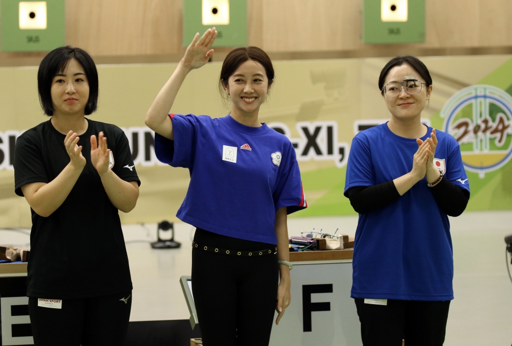 中華台北吳佳穎(中)女子10公尺空氣手槍冠軍（中華民國射擊協會提供）。