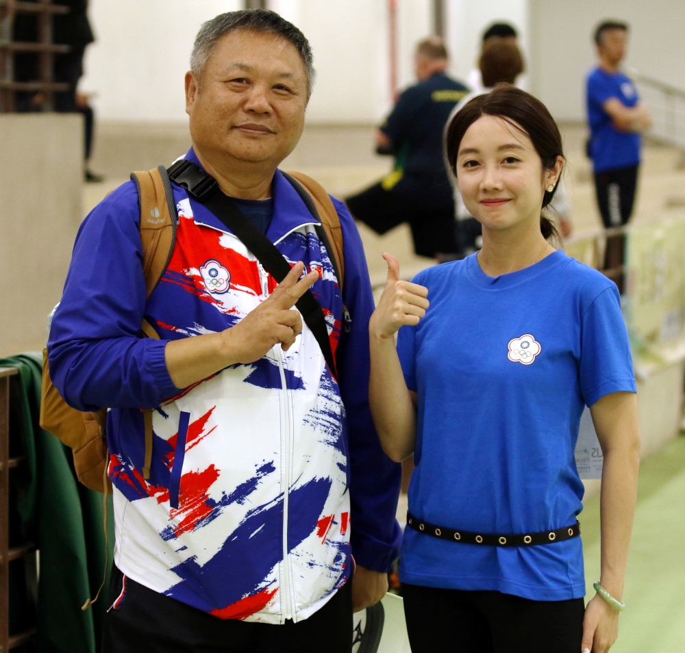 中華台北女子手槍選手吳佳穎（右）和教練郭孟熙（中華民國射擊協會提供）。