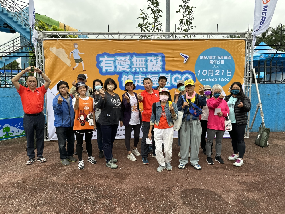 中華民國運動與休閒協會理事長謝清良（右7）與健走選手們大合照（運休協會提供）。