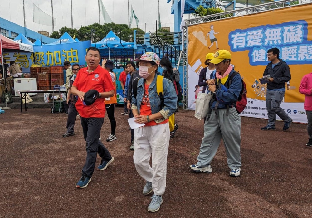 中華民國運動與休閒協會理事長謝清良（左1）帶領大家起走（運休協會提供）。