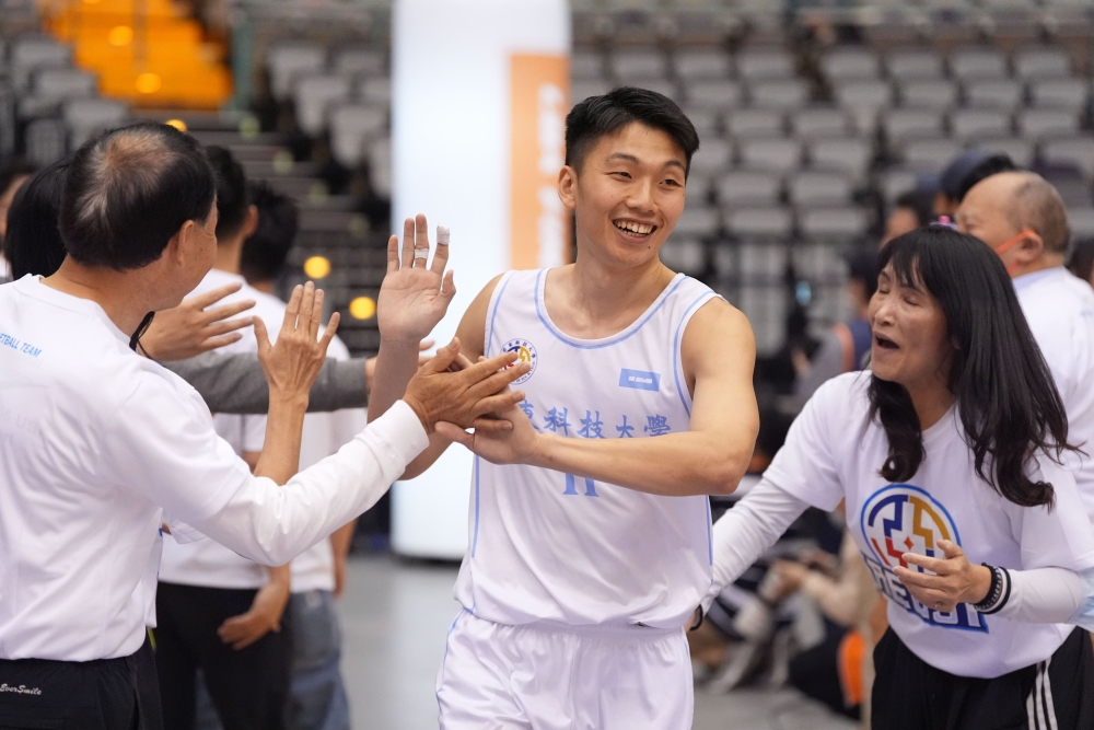 亞東科大陳國瑋攻下10分7籃板。