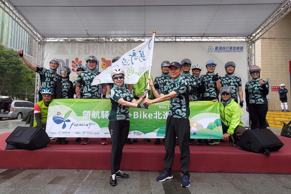 交通部觀光署主任秘書方正光(前排右） 為領航騎士團 授旗。自行車新文化基金會提供。