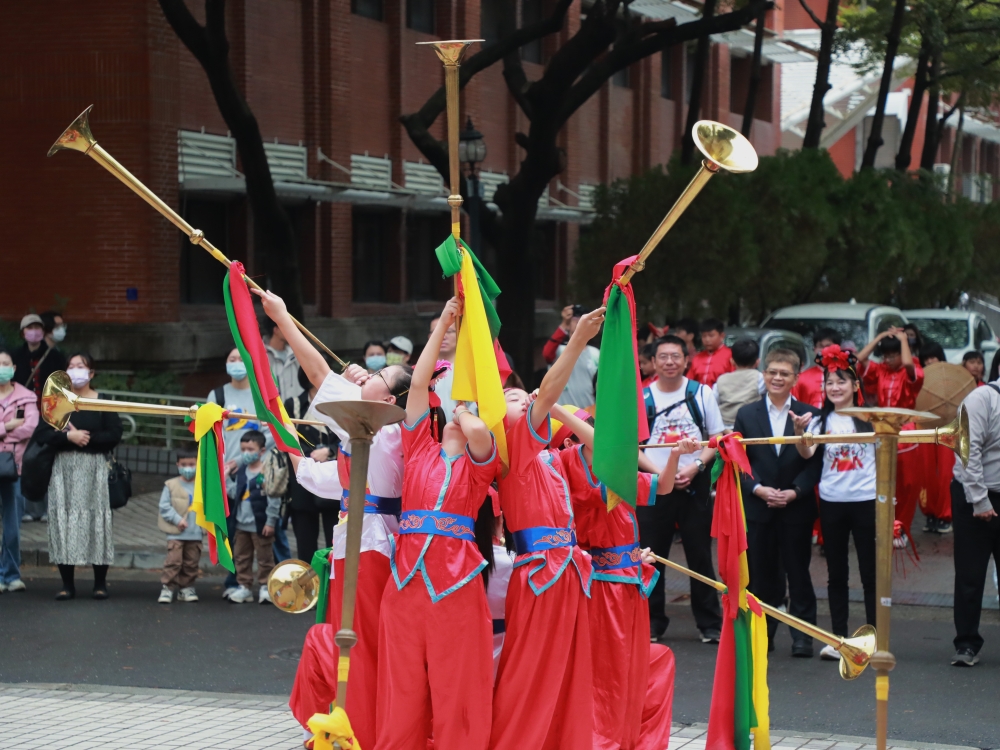 今年特「11連霸」的金門中正國小鼓吹陣迎賓。   照片：民俗運動發展中心