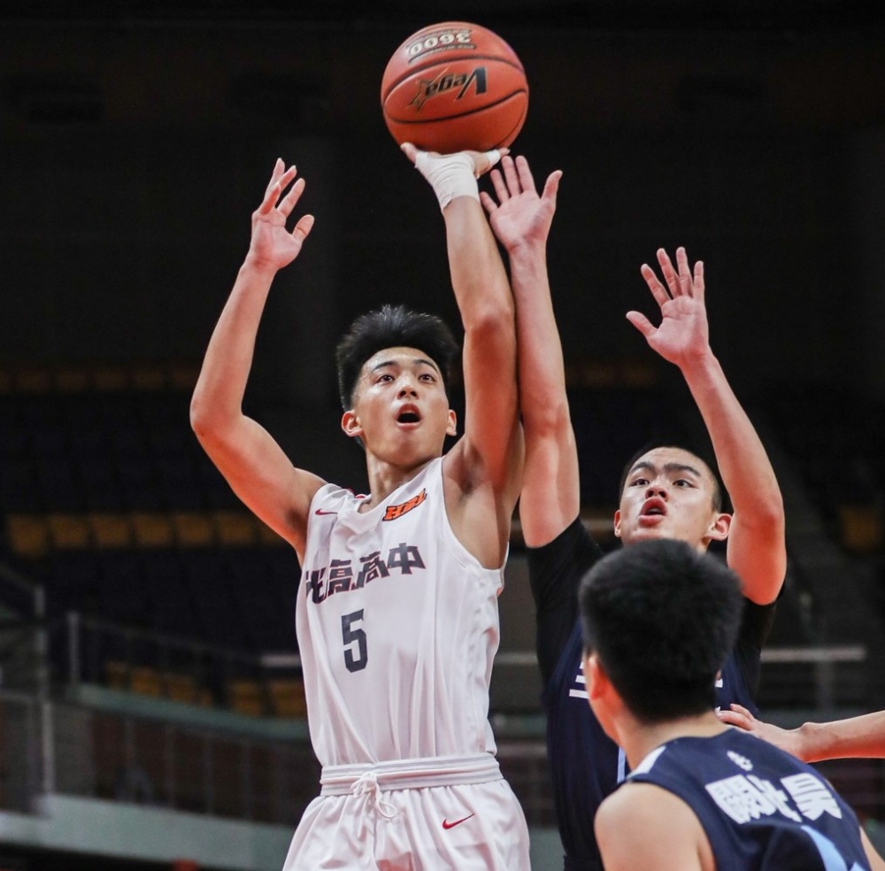 光復金右翔拋投。