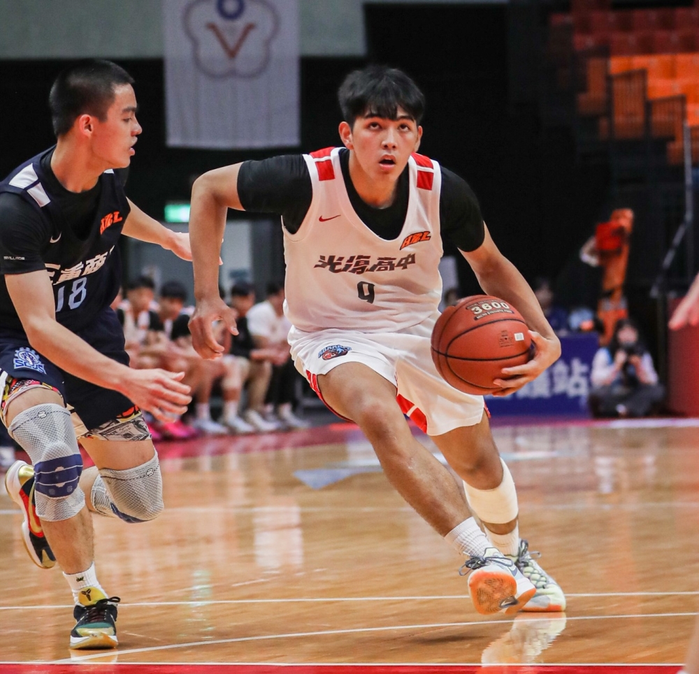 光復高二前鋒何鉦凱21分7籃板8助攻及抄截、阻攻各4。 