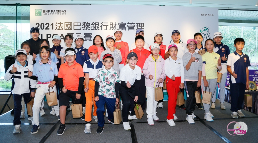 冠軍劉芃姍(後排中間)與未滿13歲的參賽選手一同合影。