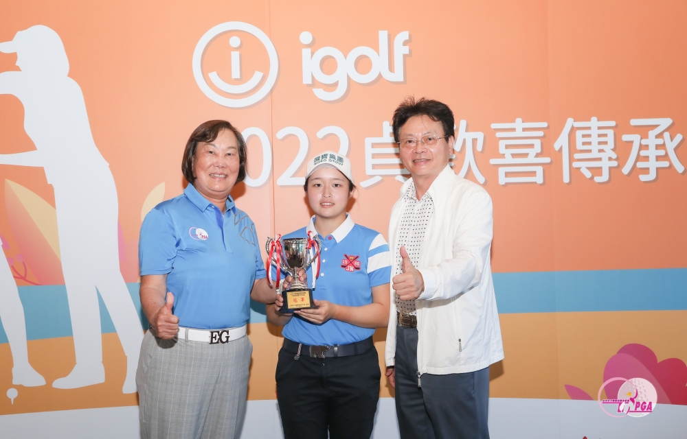 冠軍吳佳晏與立益高爾夫球場董事長蘇慶琅(右)及TLPGA理事長劉依貞(左)合影。