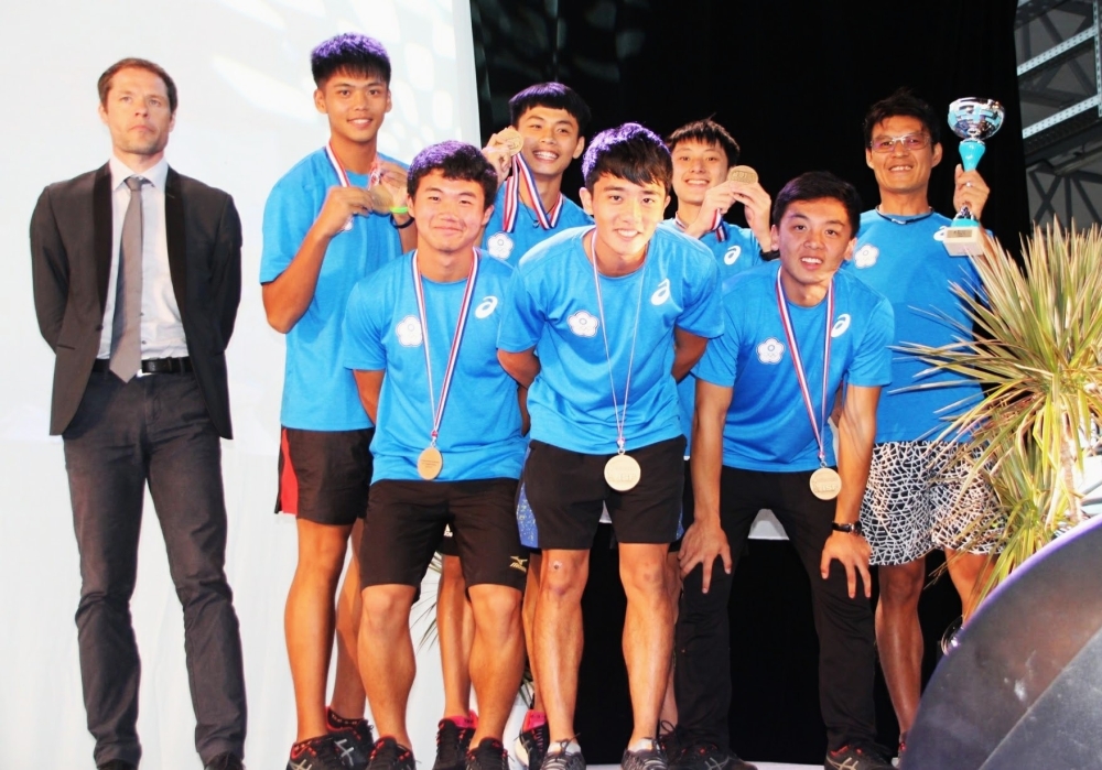 把體育當教育的張勝煇(後排右)。