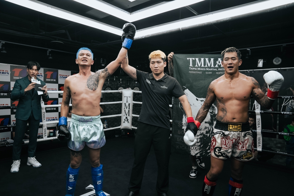 劉宗欣（左1）憑藉著「不願輸」的驚人毅力，在體能極限下火力全開，最終3：0險勝（大會提供）。