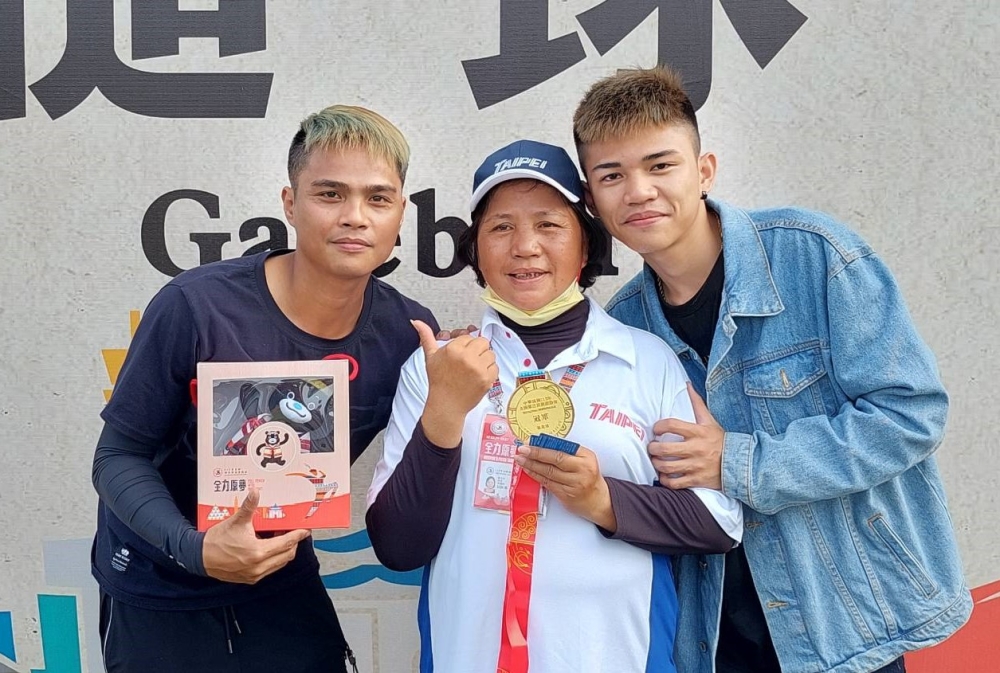 北市蘇婉琳拿下槌球女單金牌，小兒子吳永祥(右)要挑戰男雙金牌。