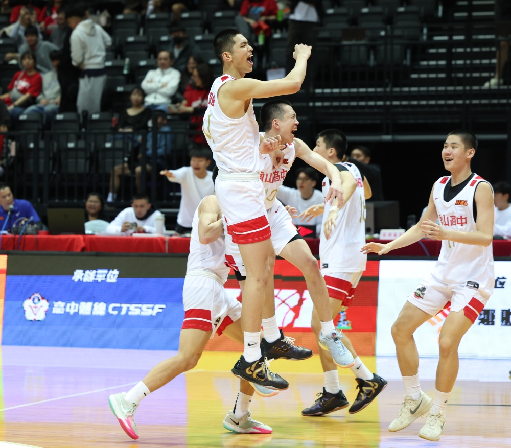 南山姚冠佑準絕殺。高中體總提供。下同。