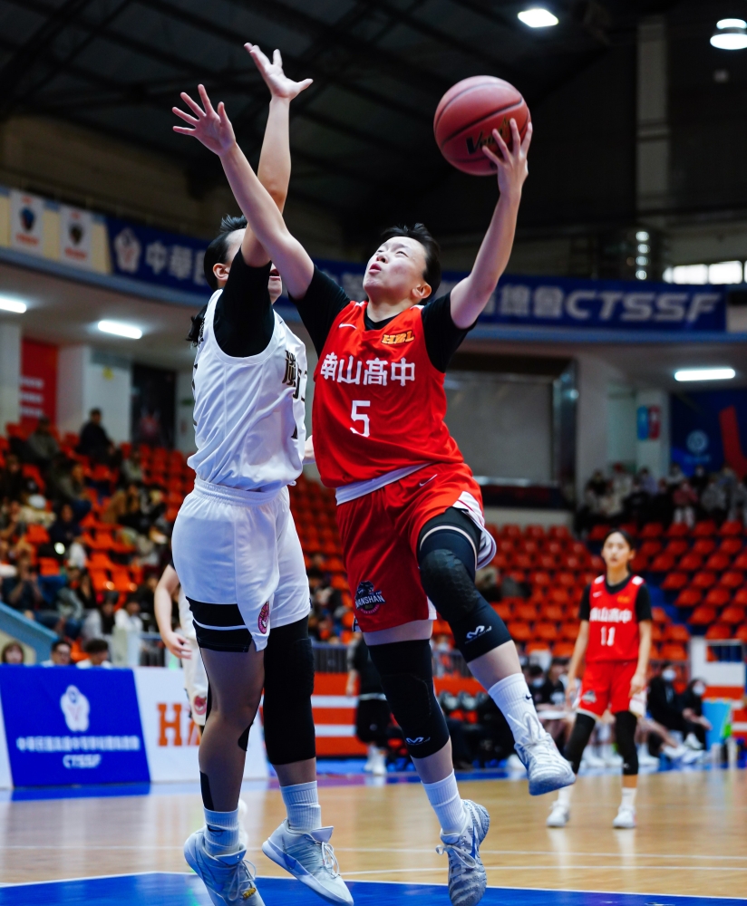 南山林念臻挑籃。高中體總提供。下同。