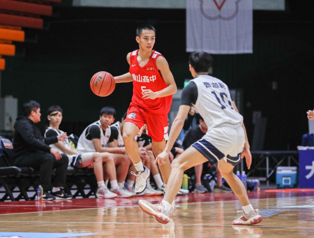 南山石靖瑜 近3場飆13記 記三分球 。