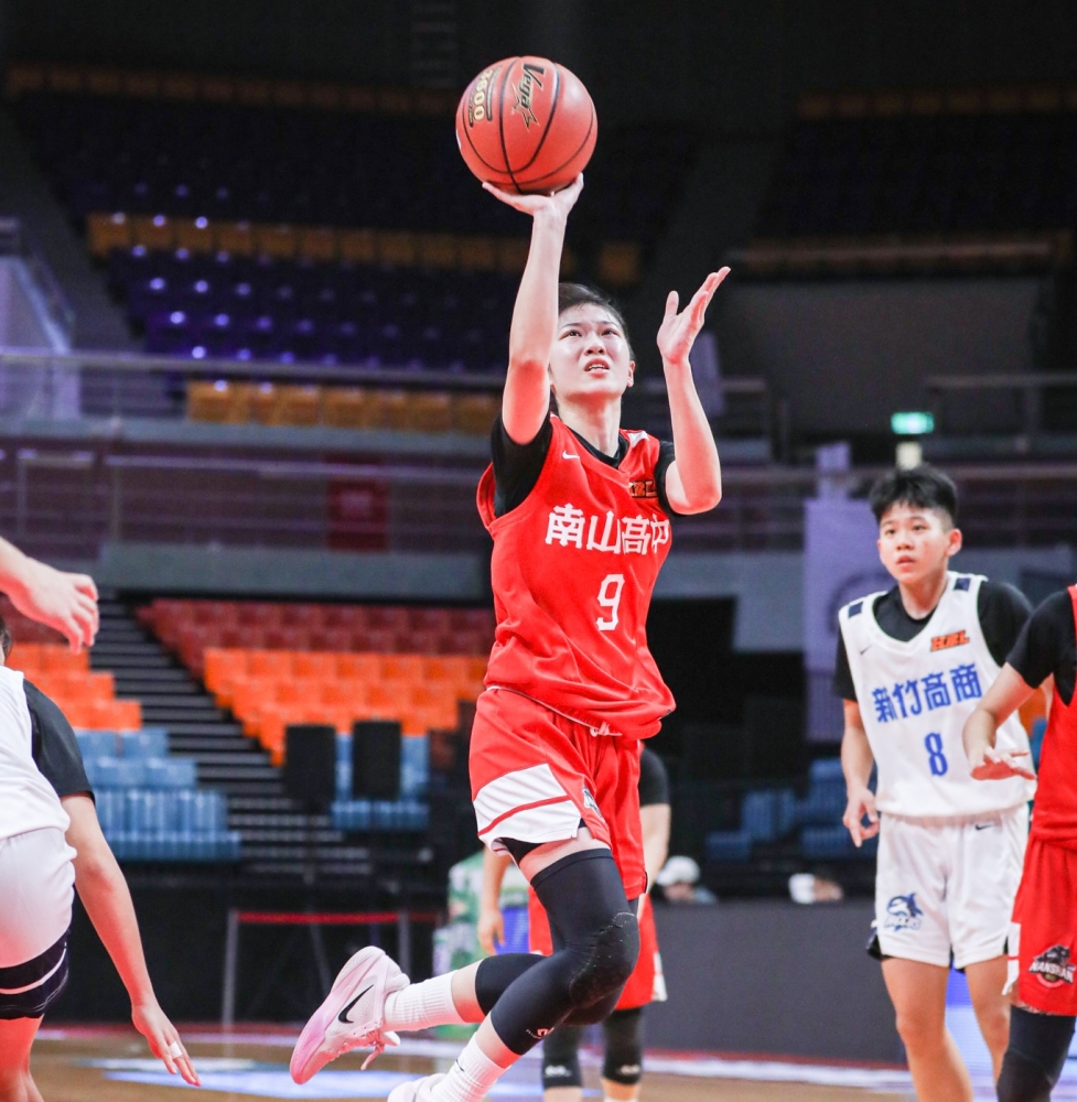 南山高三「一姊」謝依臻三分球13投中6飆27分，生涯雙新高。