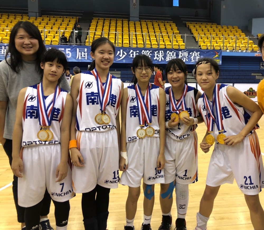 南港女籃教練陳怡儒手下一票金牌軍球員   13歲國一183女兒吳雙卻改玩小白球  