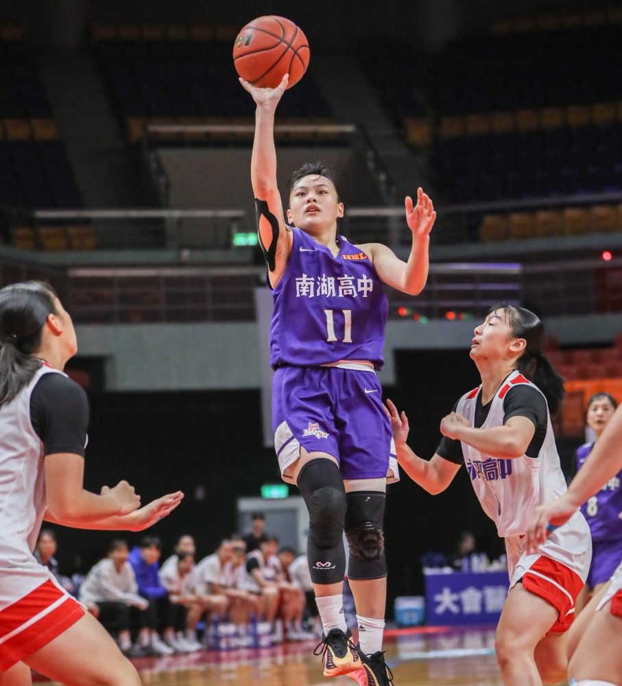 南湖主控王以蓁得15分11籃板開季首「雙十」。