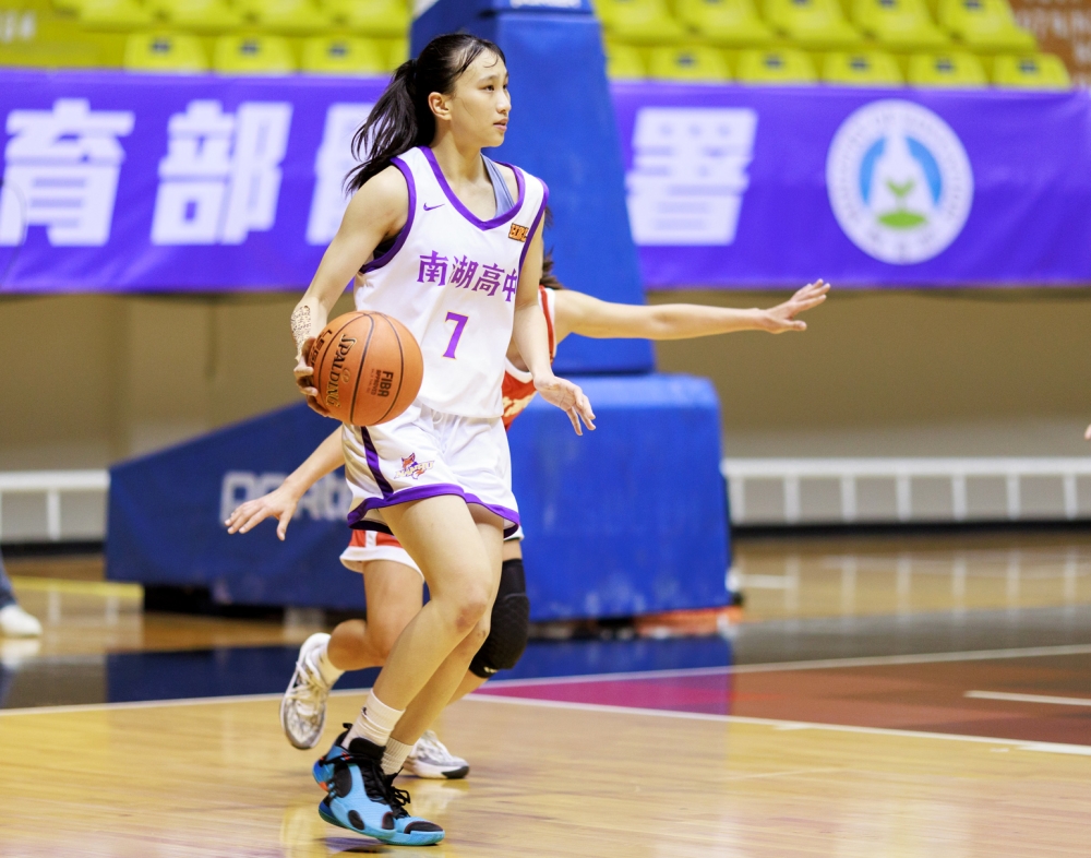 南湖高二中鋒徐郁婷生涯新高29分14籃板「雙十」。