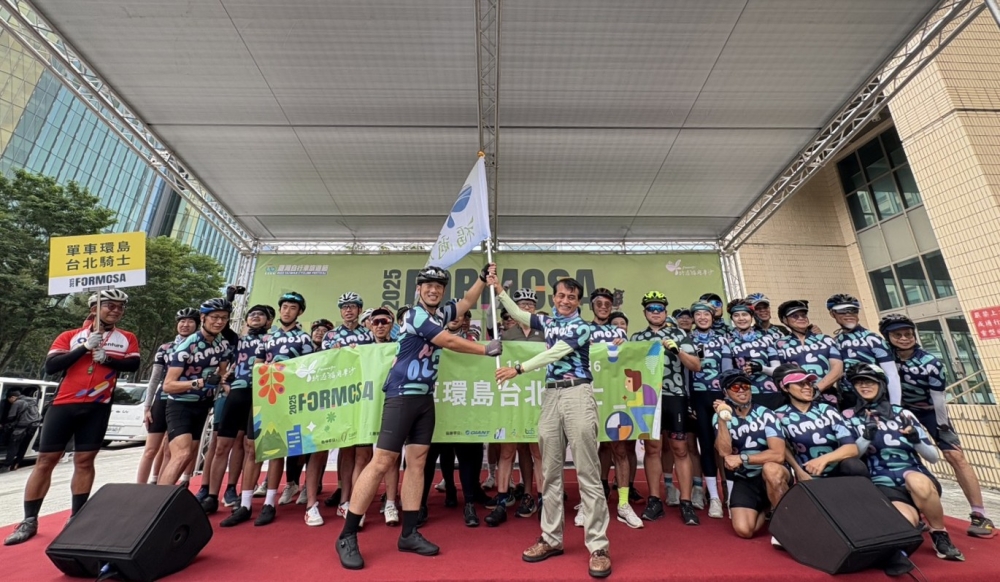 台北市交通局局長謝銘鴻授旗予台北騎士團。自行車新文化基金會提供。