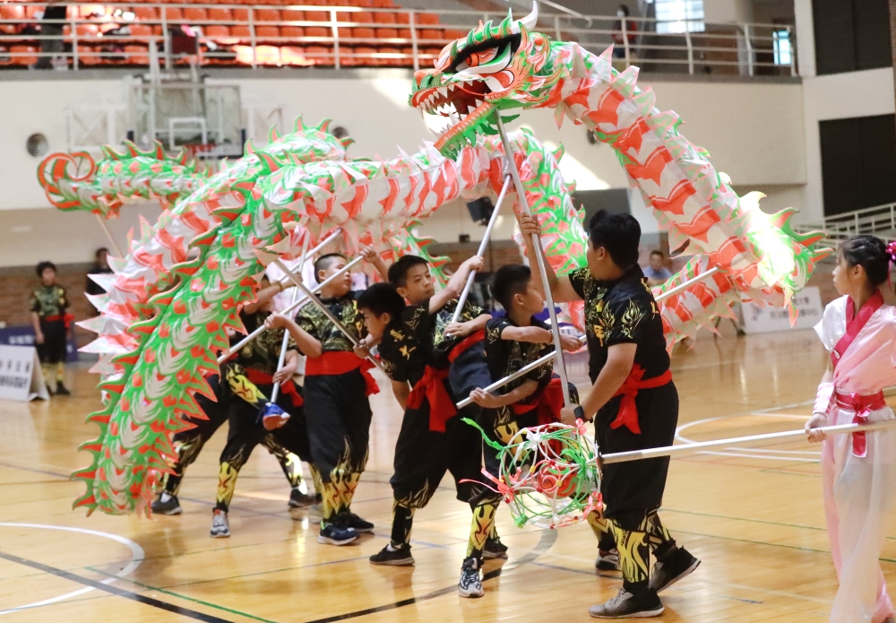 台南大甲國小拿下菁英賽國小競技舞龍男女混和組金質獎（臺南大學提供）。