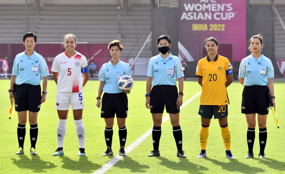 台灣國際裁判王婕(左三)首次擔任女子亞洲盃會內賽小組賽事主審。足球協會提供。下同。