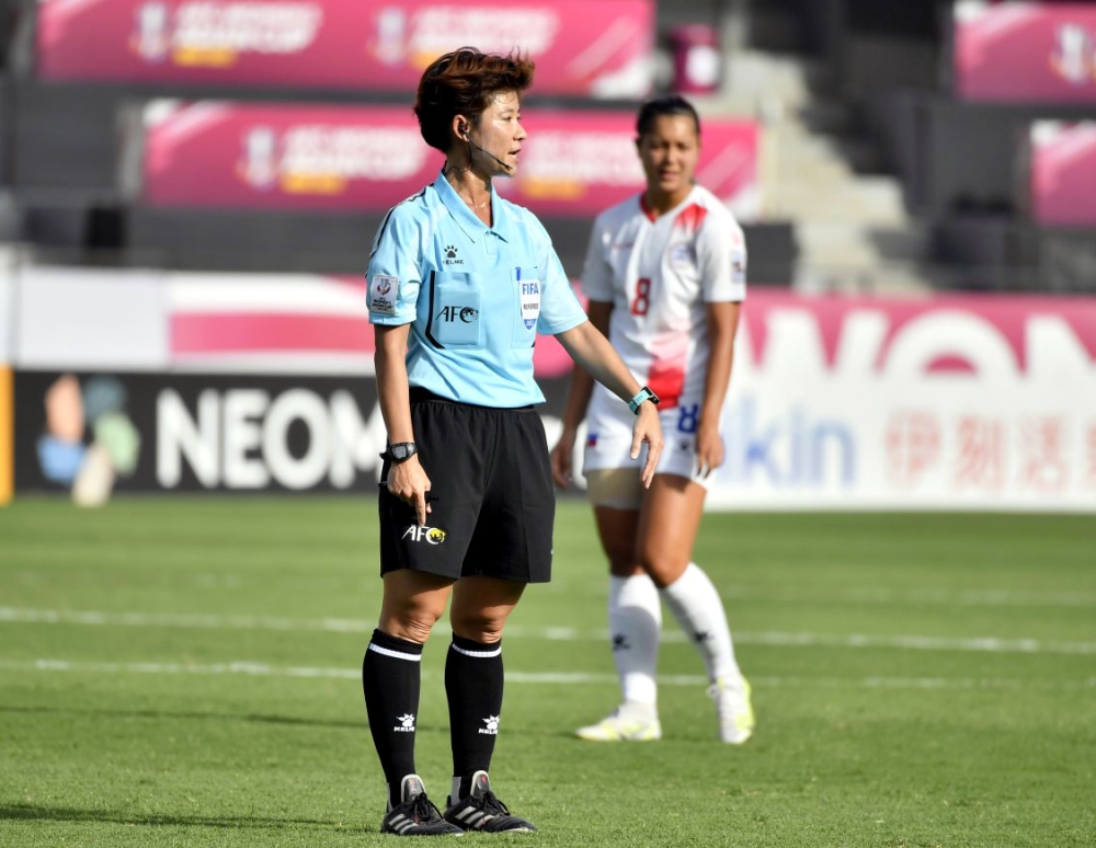 我國國際裁判王婕（左）首次擔任女子亞洲盃會內賽小組賽事主審。
