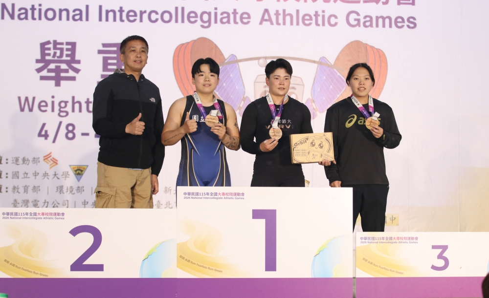 台灣師大陳玟卉在全大運舉重女子公開組69公斤級雙破全國紀錄摘金。