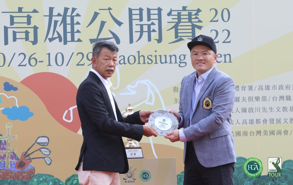 台灣職業高爾夫協會理事長陳榮興(左)頒感謝獎牌給高雄球場理事長陳建甫。