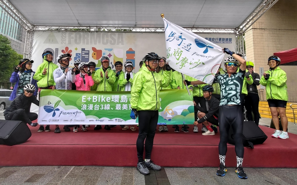 台灣自由車輸出業同業公會理事長吳盈進 為【E-Bike 環島團】授旗。自行車新文化基金會提供。