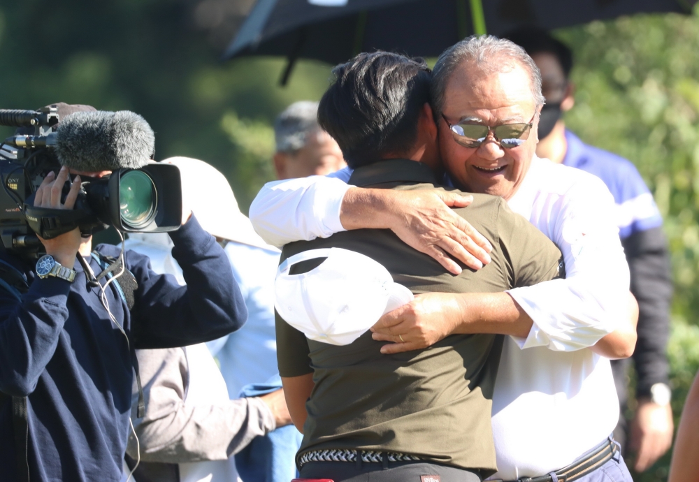 台豐球場董事長林伯實(右)擁抱冠軍得主李玠柏，恭喜他奪冠。