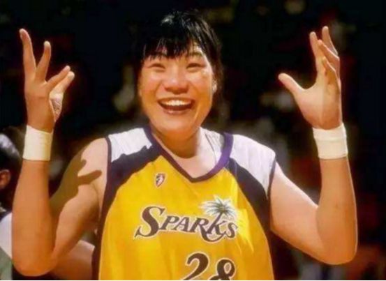 名人堂中國傳奇中鋒鄭海霞曾赴美效力WNBA洛杉磯火花多年。