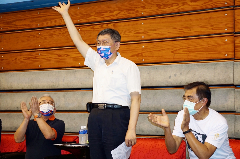 臺北市長柯文哲到場開球，勉勵學生運動員。