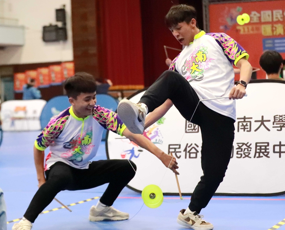 團體競速賽地主臺南大學選手娛樂效果十足。照片： 民俗體育發展中心。