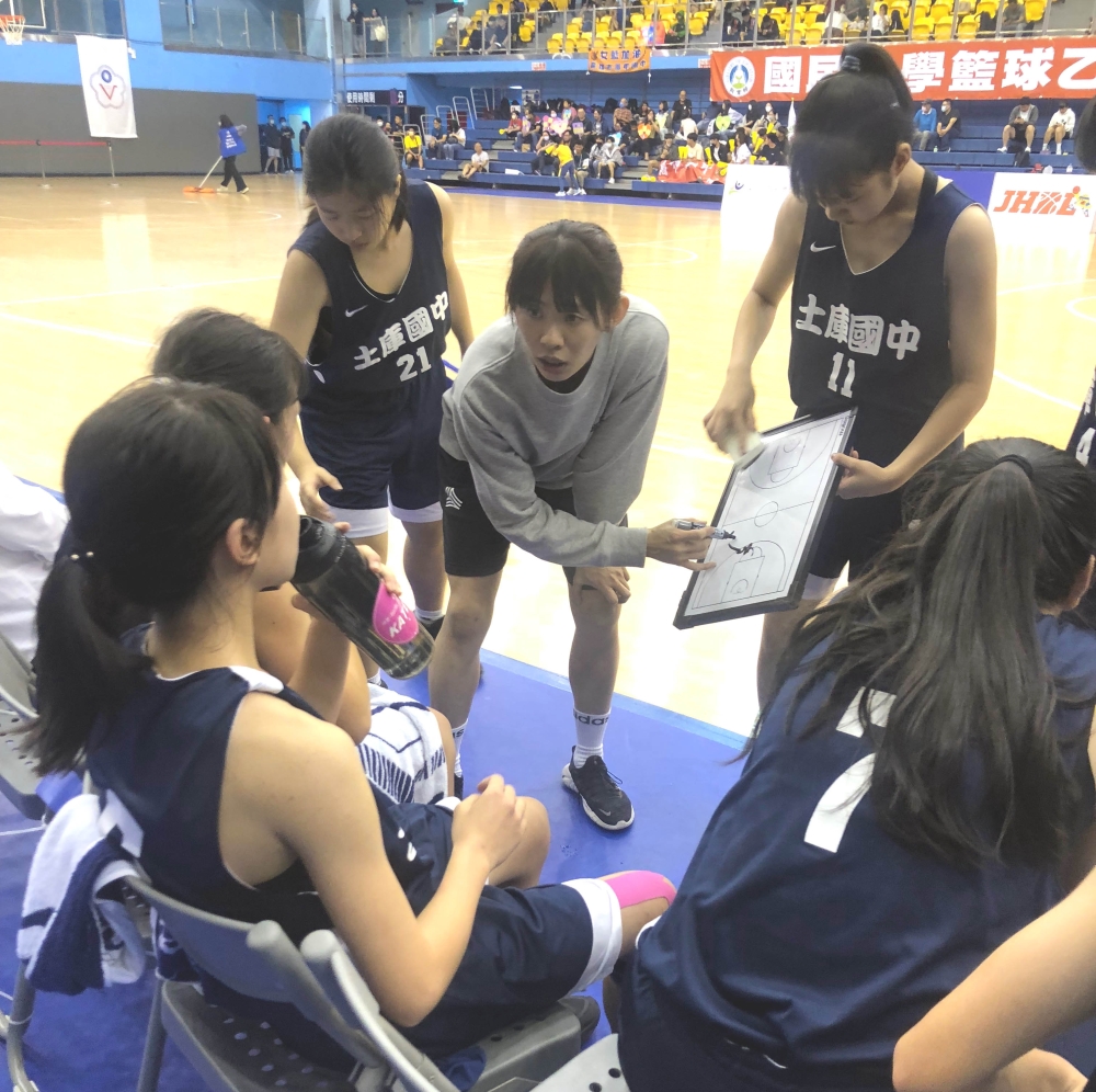土庫教練楊雅惠沙盤推演。