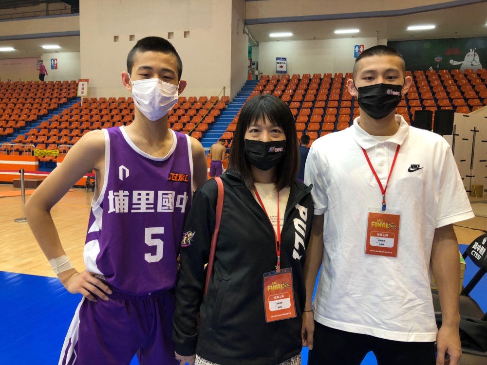 埔里資深教練石偉廣上季畢業的大兒子石珉綸（右）、媽媽替國二么兒石昀翰加持。