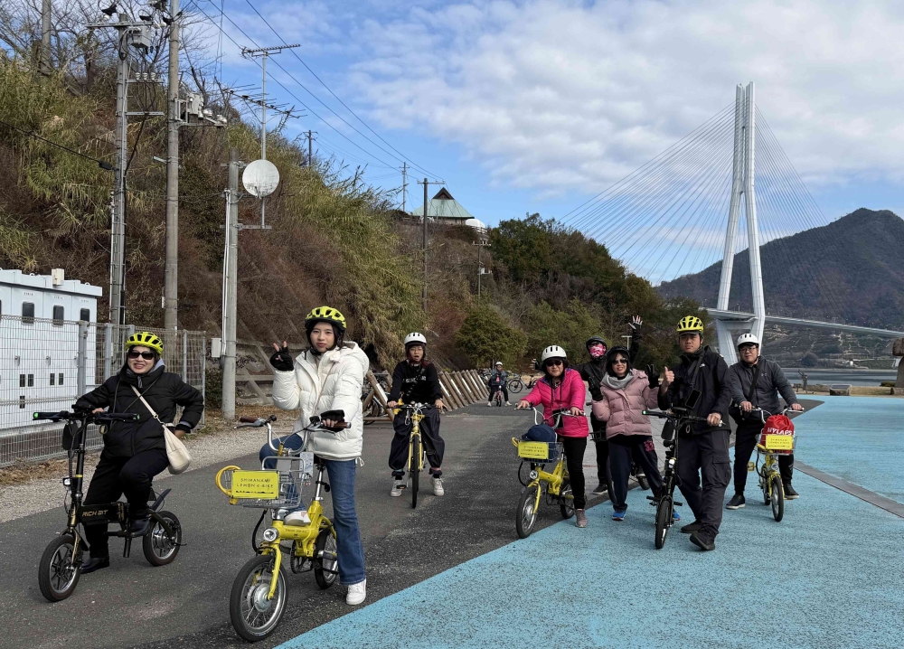 多多羅大橋前準備出發。中華民國自行車騎士協會／提供。下同。