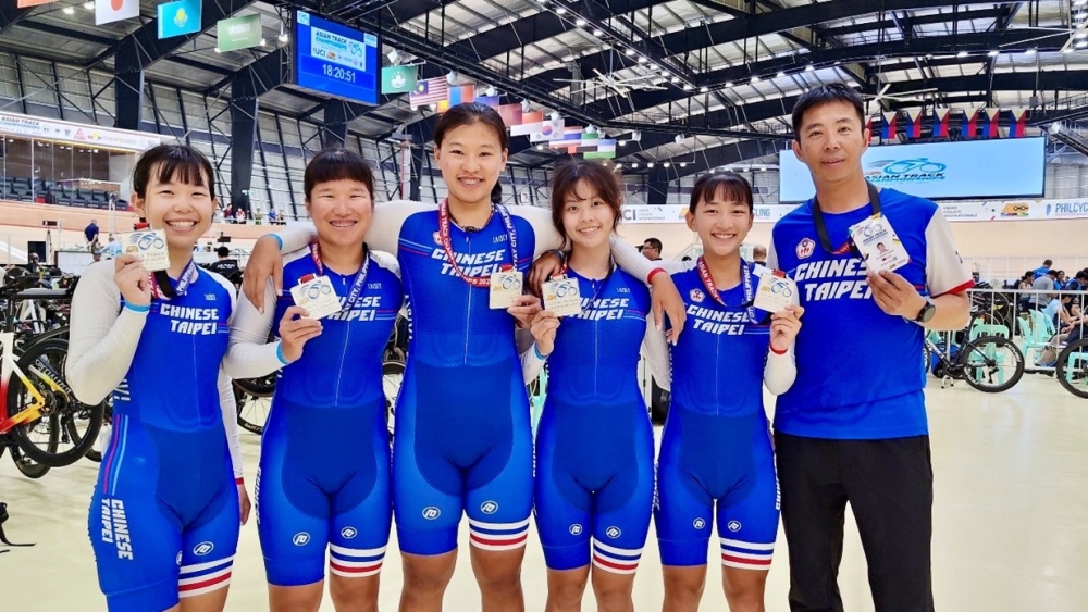 青女團隊追逐林沛姍(左起)、陳妍衣、楊喬卉、鄭婷文、陳則寧(從左至右)銀牌。