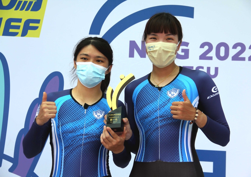 台灣體大獲女子組總錦標，陳靖云（左）和張婷婷各擁3金。大會提供。