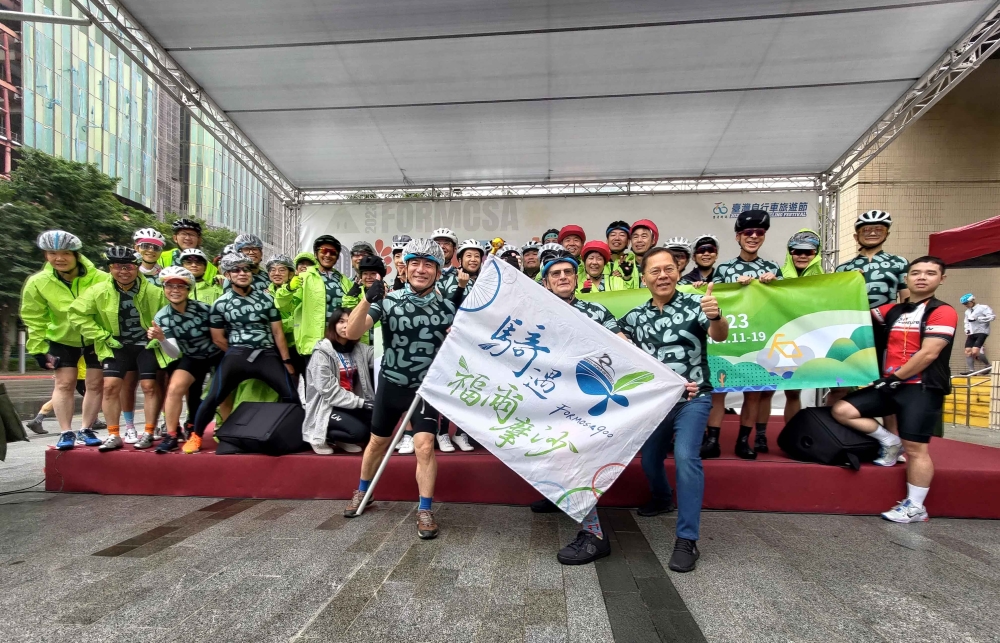 巨大集團品牌行銷長劉素娟 為【日本騎士團】授旗。自行車新文化基金會提供。
