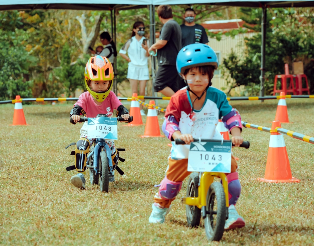 幼童滑步車大賽拚盡全力的小朋友。【XTERRA Taiwan提供】。