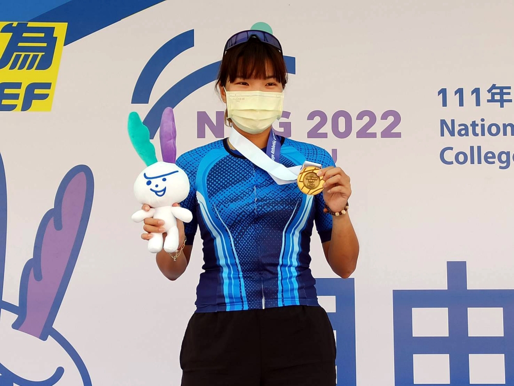張婷婷獲公開女生全能賽金牌。