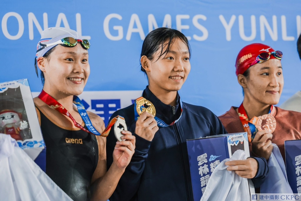 張雅佳(中)。建中攝影／提供。