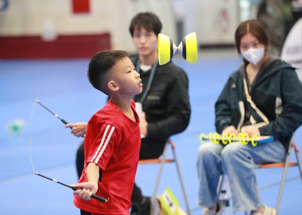 後龍國小劉宇辰在拋鈴跳繩比賽跳出111下特優佳績。照片：民俗運動發展中心。