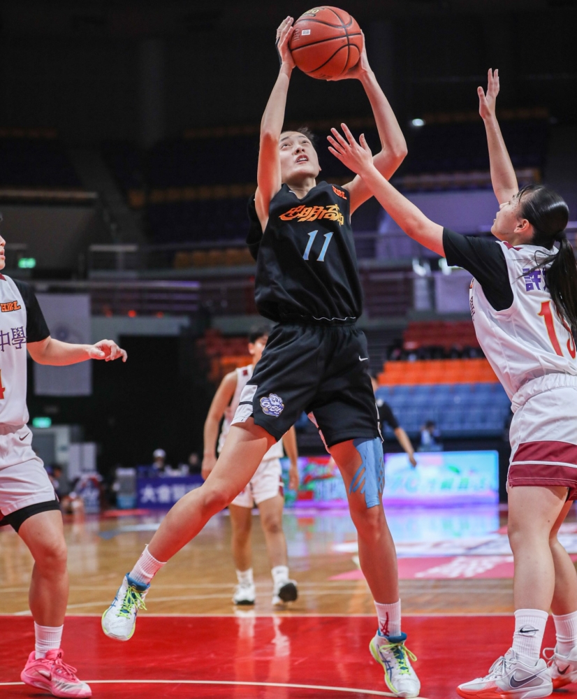 忠明中鋒陳孫紹婷24分17籃板。