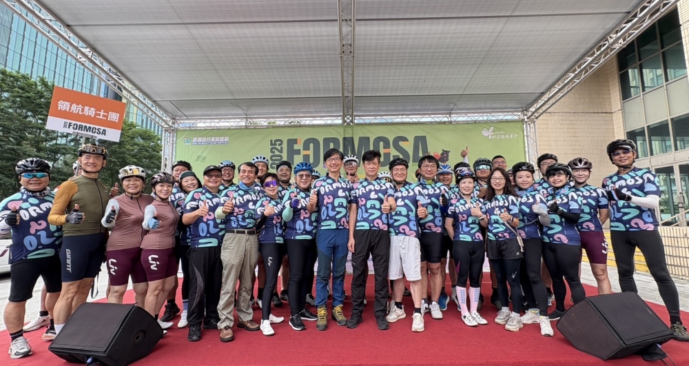 所有貴賓與領航騎士團合照。自行車新文化基金會提供。