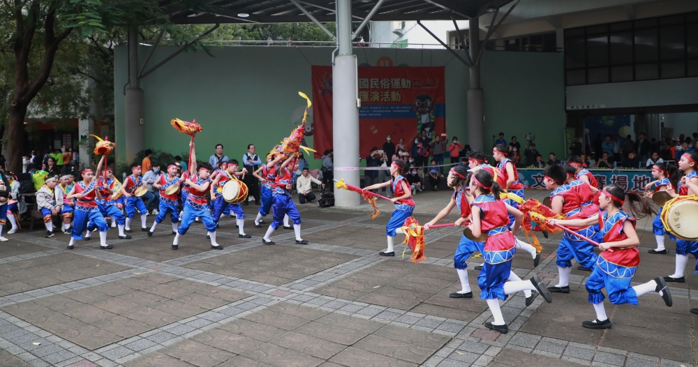 文陣比賽的國小組跳鼓陣。  照片：民俗運動發展中心