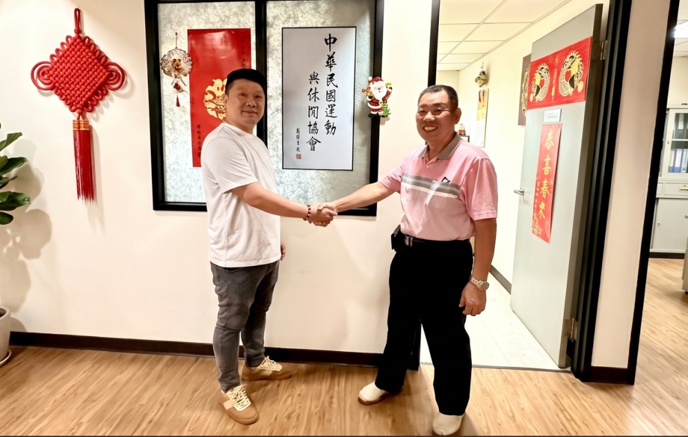 新任賴俊賓理事長感謝前任謝清良理事長為協會付出，接下來將共同推動全民運動持續向前。（中華民國運動與休閒協會提供）
