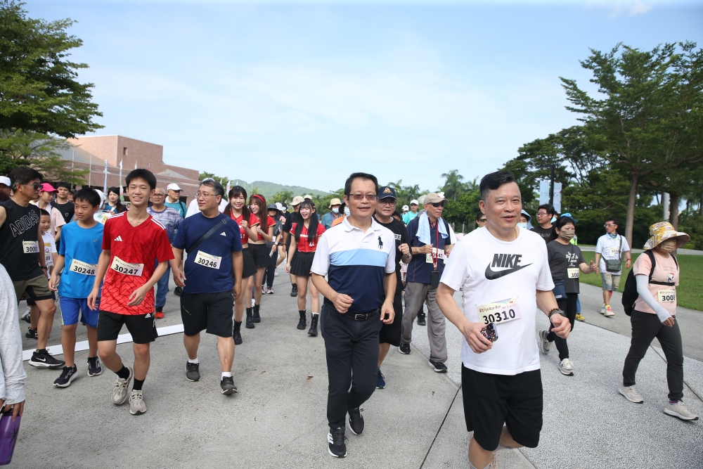 新光人壽副總經理洪明達與民眾一起 Run For Earth。（新光人壽提供）